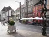 Chalon-sur-Saône - Maisons, terrasse de café et lampadaires de la place de l'Hôtel-de-Ville
