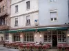 Chalon-sur-Saône - Terraza del restaurante y las fachadas de las casas en el casco antiguo