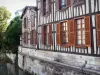 Châlons-en-Champagne - De estructura de madera casa en la orilla del agua (río)