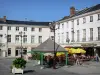 Châlons-en-Champagne - Place du Marechal Foch: casas, terraza del restaurante, lámparas de pie