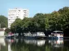 Châlons-en-Champagne - Canal, los barcos amarrados, los árboles a lo largo del agua, la construcción de