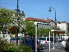 Châlons-en-Champagne - Terraza Cafe, farolas decoradas con flores, árboles y casas en la ciudad