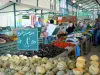 Châlons-en-Champagne - En el mercado, el mercado interior (puestos de venta de frutas y hortalizas, melones en primer plano)