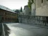 Chambéry - Plaza del Castillo, con fuentes, edificios, estatuas y las escaleras que conducen al castillo de los duques de Saboya