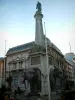 Chambéry - Fuente del Elefante y edificios en el fondo