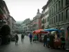 Chambéry - Place Saint-Leger, con sus mercados, tiendas y edificios