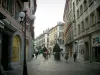 Chambéry - Calle peatonal con lámpara, arbustos en maceta, tiendas y casas en el casco antiguo