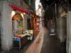 Chambéry - Street, con tiendas y casas antiguas