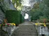 Chambéry - Escalera llena de flores y arbustos que conducen a la parque del castillo