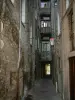 Chambéry - Acera (traboule), con casas antiguas y pequeño paseo