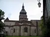 Chambon-sur-Voueize - Campanario (torre) y el ábside de la iglesia de la abadía románica de San Valerie Limousin, farola