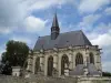 Champigny-sur-Veude - Sainte-Chapelle y las nubes en el cielo azul