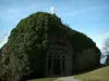 Chapelle monolithe de Fontanges - Statue de la Vierge au sommet du rocher abritant la chapelle Saint-Michel