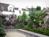 Charonne - Jardín de flores en la pequeña plaza de la piedra arenisca y fachadas de las casas en el barrio de Charonne