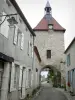 Charroux - Campanario (torre del reloj) y las fachadas de las casas de la calle de l'Horloge