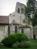 Charroux - Iglesia de San Juan Bautista de la torre rematada por un tronco