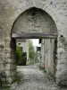 Charroux - East Gate y las fachadas de las casas en el fondo