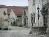 Charroux - Adoquinadas, pozos y casas en la aldea