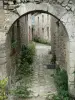 Charroux - Arco, y florida calle empedrada rodeada de casas de piedra y