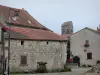 Charroux - Fachadas de las casas, los pozos y las flores truncada torre campanario de la Iglesia de San Juan Bautista