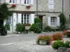 Charroux - Adornos florales (flores) y las fachadas de las casas en el pueblo