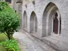 Châtaigneraie cantalienne - Vue sur l'extérieur de la salle capitulaire depuis le cloître Saint-Gausbert de Montsalvy
