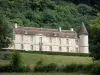 Château de Bazoches - Ancienne demeure du Maréchal de Vauban : façade du château féodal entourée de verdure ; dans le Parc Naturel Régional du Morvan