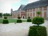 Château du Champ de Bataille - Arbustes taillés, pelouse et façade du château ; sur la commune de Le Neubourg