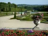 Château de Champs-sur-Marne - Park of the château: French garden with its embroidery-like flowerbeds, its paths, its ponds and its trees