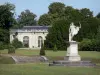 Château de Champs-sur-Marne - Park of the château: orangery, statue, lawns, shrubs and trees