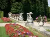 Château de Champs-sur-Marne - Park of the château: flowerbeds, flower pots, statues and trees