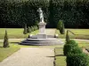 Château de Champs-sur-Marne - Park of the château: statue, cut shrubs and lawn 