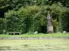 Château de Courances - Part of the château: Gerbe fountain, statue (sculpture), bench and plants