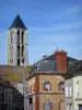 Château-Landon - Glockenturm der Kirche Notre-Dame und Häuser der Stadt