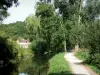 Château-Landon - Spazierweg entlangführend am Fluss und Bäume am Wasserrand