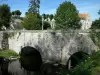 Château-Landon - Puente sobre el río, los árboles y la antigua abadía real de Saint Severin-en el fondo