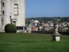 Le château de La Rochefoucauld - Château de La Rochefoucauld: Pelouse du château avec vue sur les maisons et les immeubles de la ville