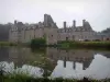 Château du Rocher-Portail - Château se reflétant dans les eaux de l'étang, à Saint-Brice-en-Coglès