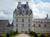 Château de Valençay - Renaissance keep, facades of the château, alley and flowerbeds of the formal gardens