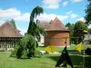 Château de Vascoeuil - Centre d'Art et d'Histoire : parc de sculptures modernes, colombier, dépendance, et château en arrière-plan