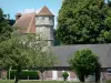 Château de Vascoeuil - Centre d'Art et d'Histoire : tour octogonale du château abritant le cabinet de travail de l'historien Jules Michelet, dépendance et arbres