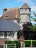 Château de Vascoeuil - Centre d'Art et d'Histoire : tour octogonale du château abritant le cabinet de travail de l'historien Jules Michelet, et dépendance