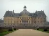 Château de Vaux-le-Vicomte - Facade of the château of Classical style and formal gardens of Le Nôtre