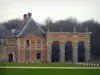 Château de Vaux-le-Vicomte - Outbuildings made of brick and stone, porch and lawn