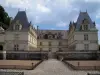 Château de Villandry and gardens - Castle with a cloudy sky