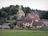 Châteauneuf - Románicos, el castillo, casas, pastos y árboles en Brionnais