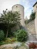 Châteauneuf - Escalera que conduce al castillo flanqueada por torres