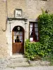 Châteauneuf - Door surmounted by a coat of arms and window of the Bichot house