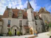 Châteauneuf - Gran vivienda y torreón vistos desde el patio interior del castillo