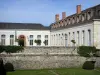 Châteauneuf-sur-Loire - Anciennes écuries du château abritant le musée de la Marine de Loire